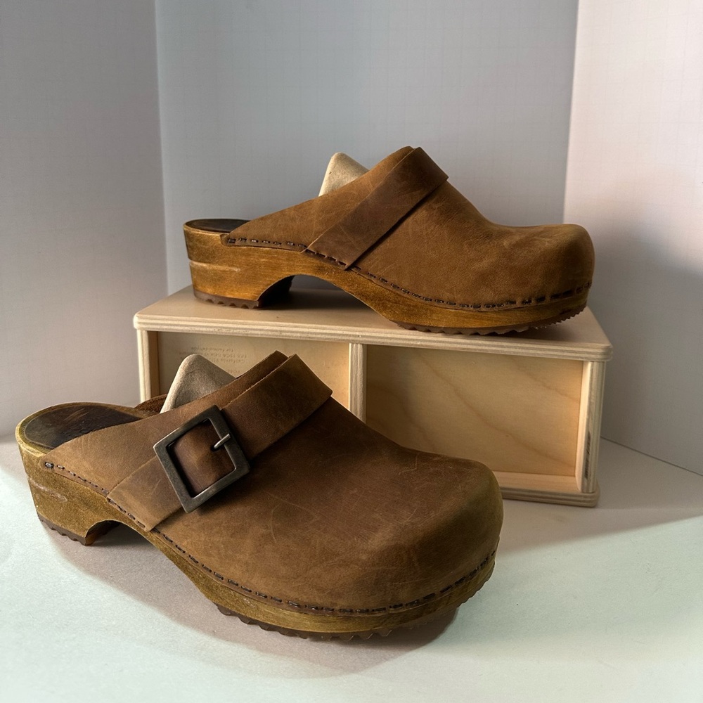 Sanita Wood Clogs Women's Size 40 BrownDistressed Leather Buckle Mule Danish